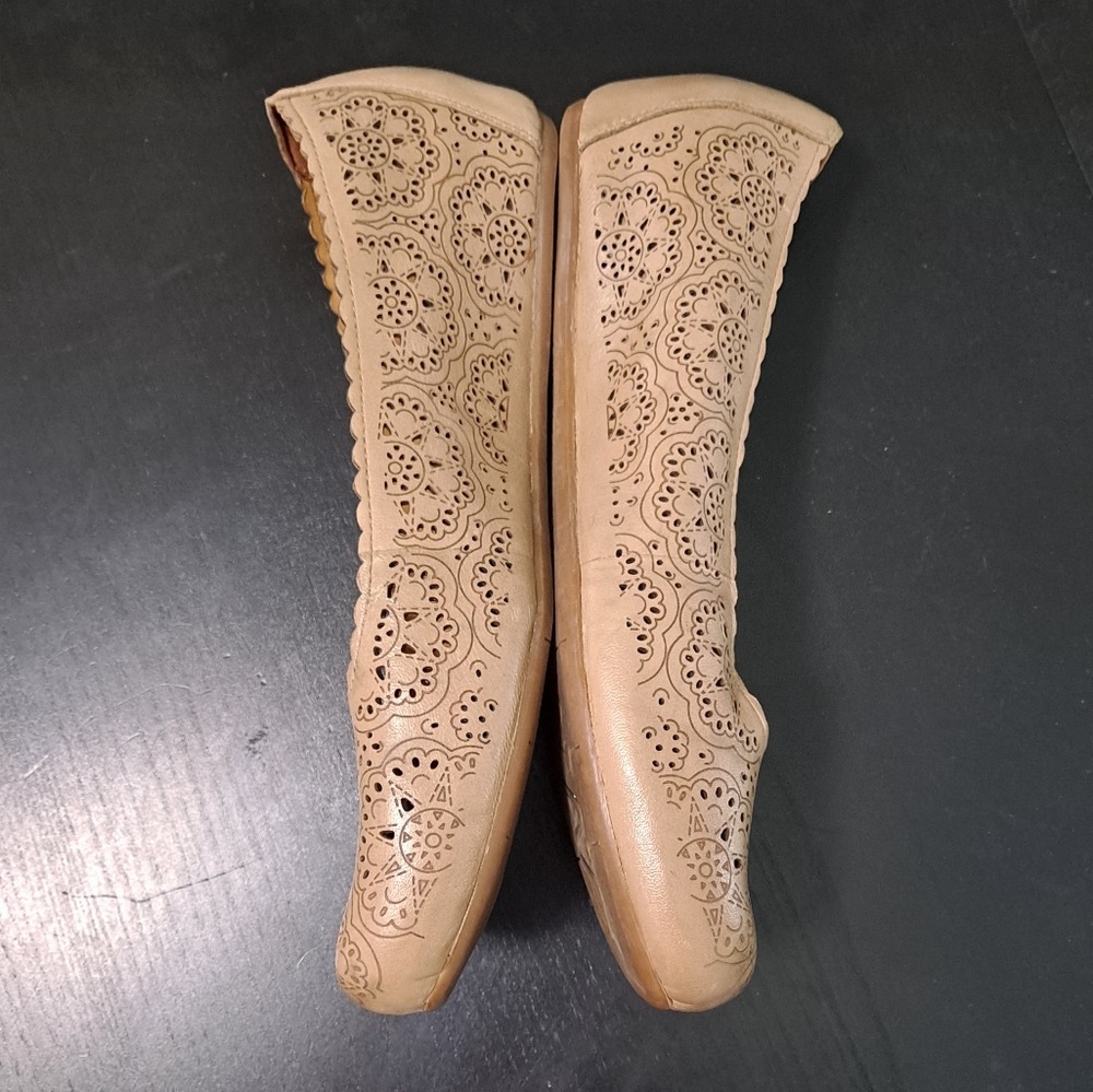 Gorgeous EUC Earthies taupe laser cut leather wedges, 11 - Picture 3 of 9